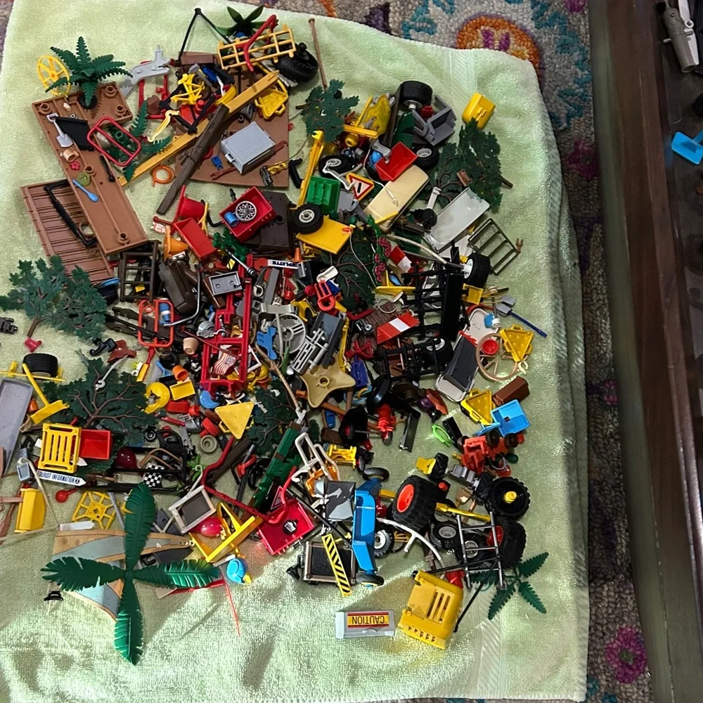 Vintage Playmobil 70’s, 80’s , 90’s and up Tons of Pieces!!!! Fantastic deal - Picture 7 of 16